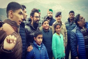 Aamir Khan clicks pictures with fans during shooting of ‘Laal Singh Chaddha’ in Shimla