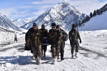 Indian Army carries critically ill pregnant woman from Gurez | See Pics