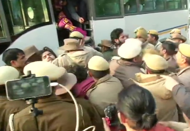 Protestors detained from outside Delhi Police Headquarters