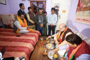 Amit Shah, Manoj Tiwari dine at OBC party worker’s residence (Video)