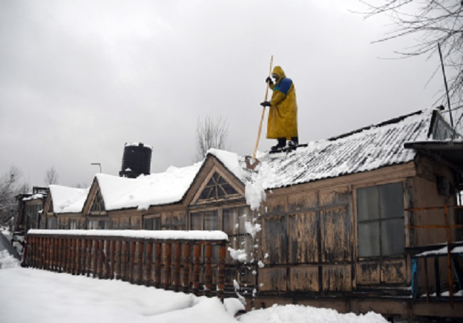IN PICS: Kashmir turns white after fresh spell of snowfall