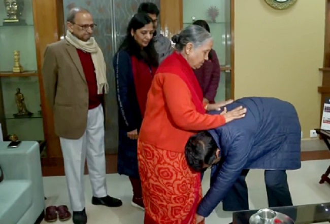 Kejriwal’s emotional moment before roadshow for Delhi polls (PICs)