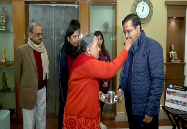 Kejriwal seeks mother's blessings -