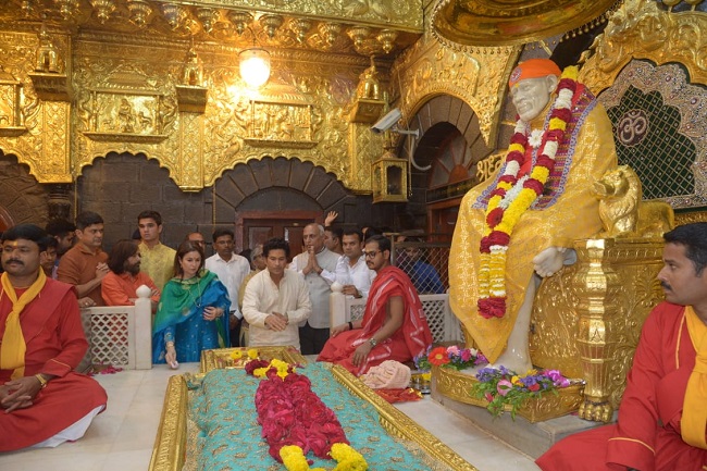 Sachin visits Shirdi Sai Baba temple