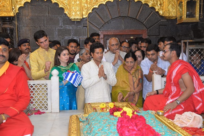 Sachin visits Shirdi Sai Baba temple