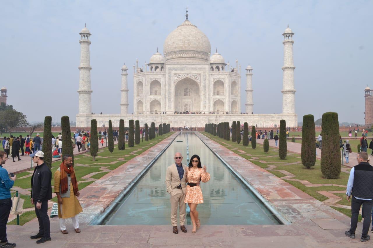 Amazon founder Jeff Bezos and girlfriend Lauren Sanchez pose in front of Taj Mahal