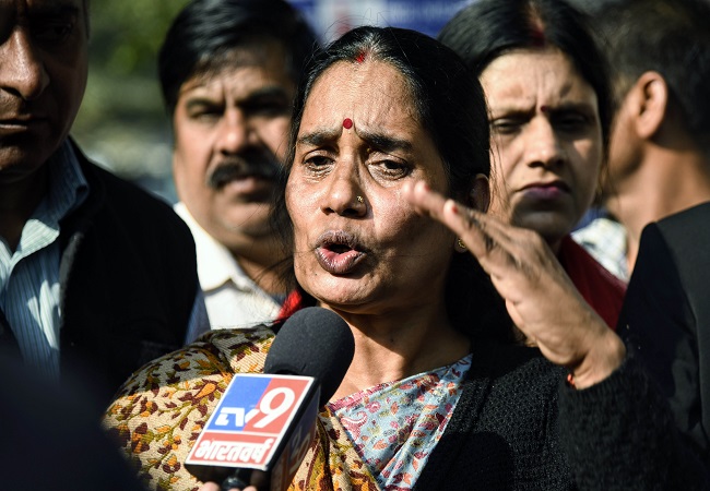 Nirbhaya's mother breaks down in court
