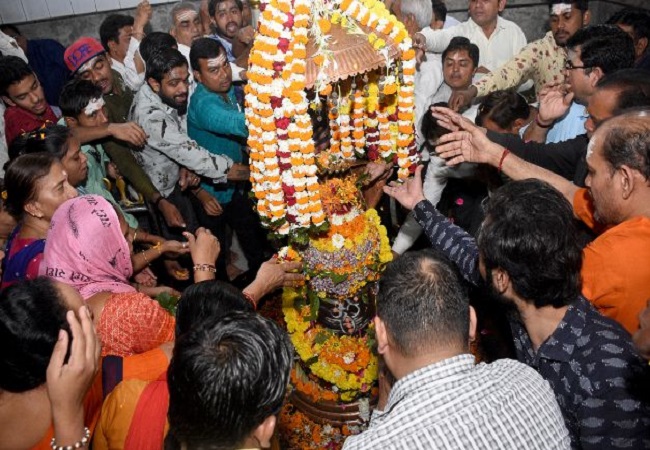 Devotees offers prayers on the occasion of Maha Shivratri