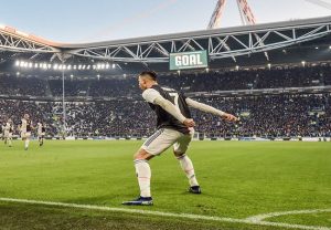 Cristiano Ronaldo scores twice to hand Juventus win over Fiorentina