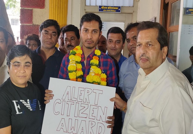 Mumbai BJP chief honours cab driver who took man to police over anti-CAA talk