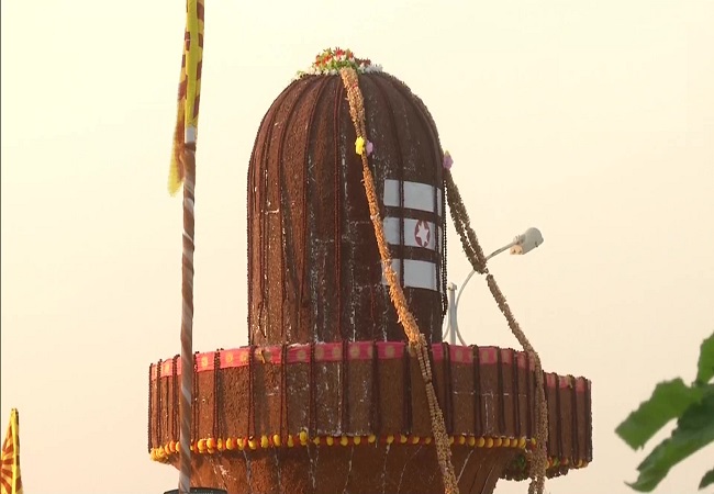 25 feet tall ‘shivling’ decorated with pigeon peas on Maha Shivaratri in K’taka