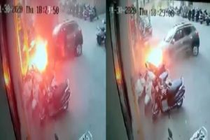 Car catches fire after colliding with pole in Surat