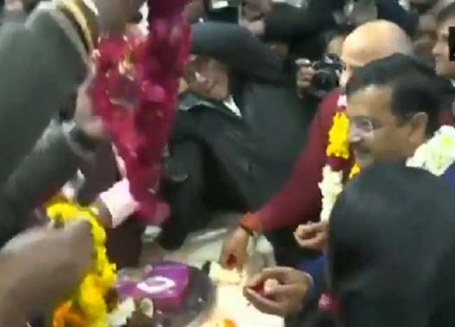 Kejriwal visits Hanuman Temple as AAP sweeps Delhi polls
