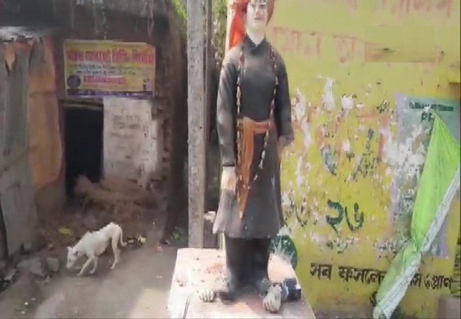 Swami Vivekanand statue vandalised - West Bengal, Murshidabad --