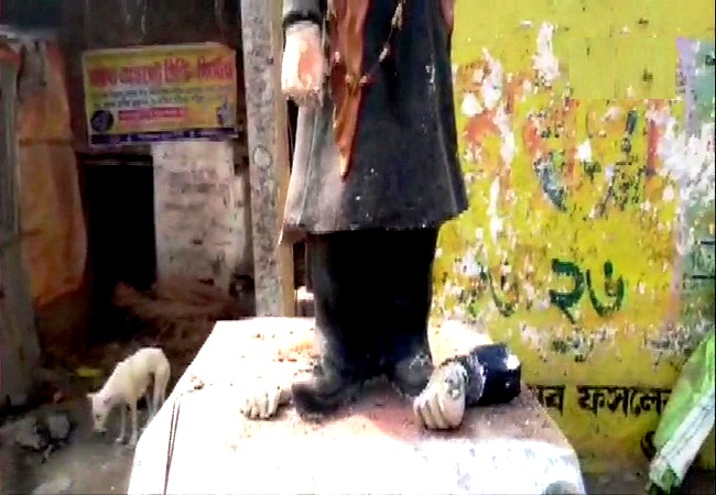 Swami Vivekanand statue vandalised - West Bengal, Murshidabad --