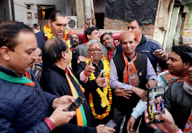 The Great Khali campaigns in Delhi elections -