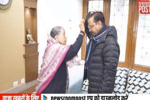 CM Arvind Kejriwal takes blessings of his parents before stepping out to vote