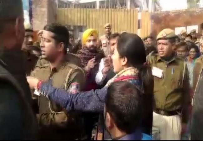 Congress' Alka Lamba tries to slap AAP worker at polling booth