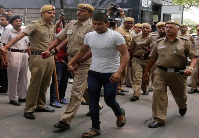 Nirbhaya convict Vinay Sharma attempts to hurt himself, receives minor injuries