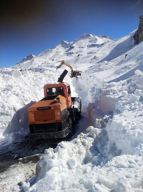 Border Road Organisation earthmovers clears snow from the Manali-Leh highway