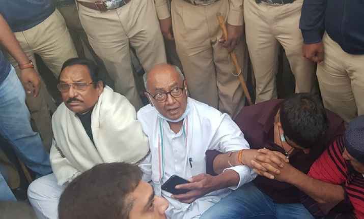 Digvijaya Singh, other leaders taken out of Amruthahalli Police Station in Bengaluru