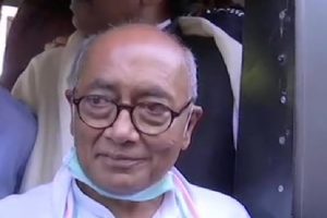 Digvijaya Singh in preventive custody after sit-in protest for not being allowed to meet rebel MP Cong MLAs in Bengaluru