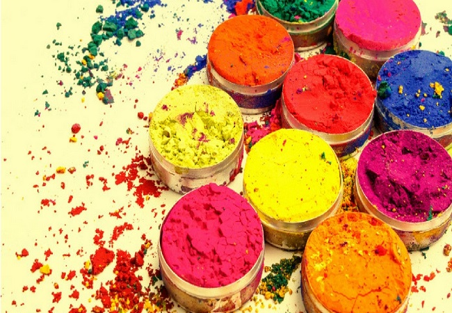 Avoid toxic dyes, try turmeric, henna and chandan to make Holi colours