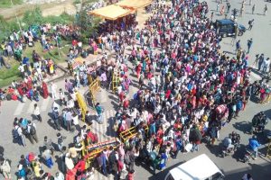 Coronavirus lockdown: Migrants walk on foot, board buses at UP’s Ghaziabad