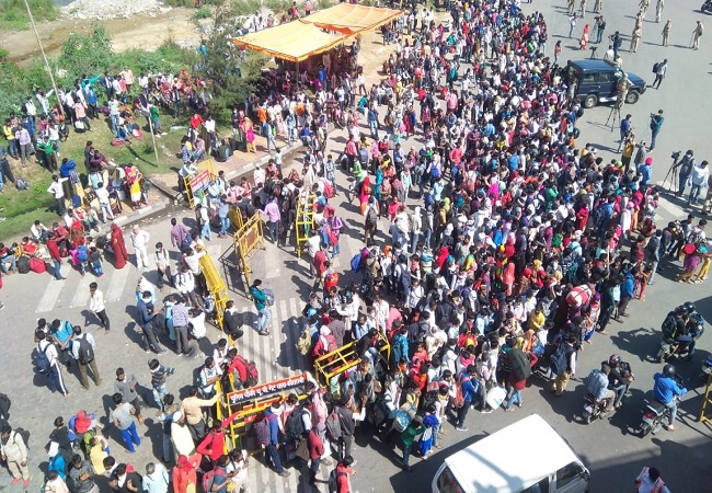 Coronavirus lockdown: Migrants walk on foot, board buses at UP's Ghaziabad
