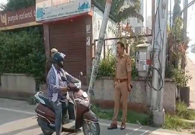 Lucknow: Police taking control, making sure everyone follows the protocol of Janata curfew