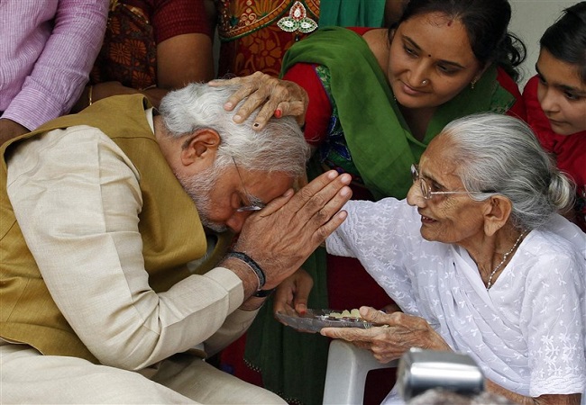 PM Modi hails mother Heeraben as she clangs Thaali to support COVID-19 fighters