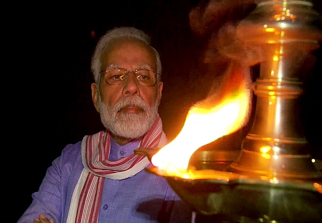 #9Baje9Minute: PM Modi lights lamp, joins country to mark fight against coronavirus