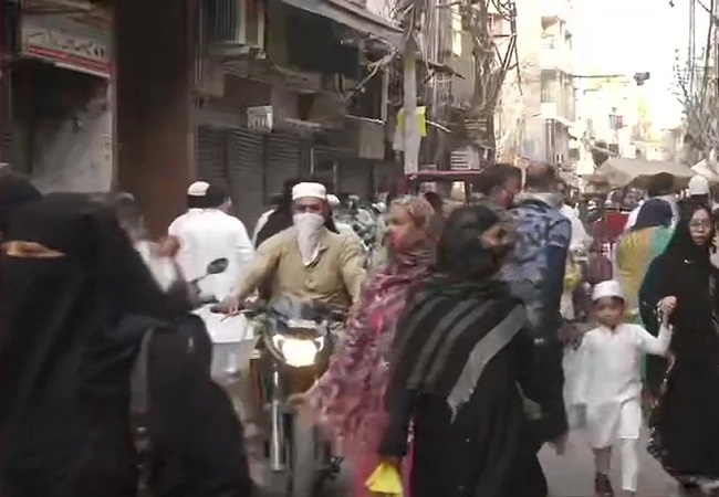 Social distancing norms flouted in Chandni Chowk amid lockdown