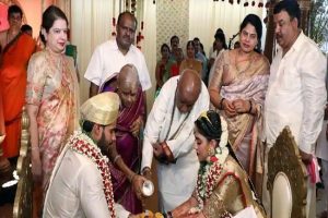 No social distancing, no masks! Mockery of lockdown norms at HD Kumaraswamy son’s marriage