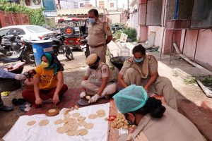 Babita Phogat’s visits Najafgarh Police station, motivates Delhi Police