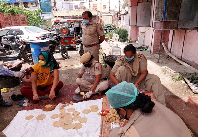 Babita Phogat’s visits Najafgarh Police station, motivates Delhi Police