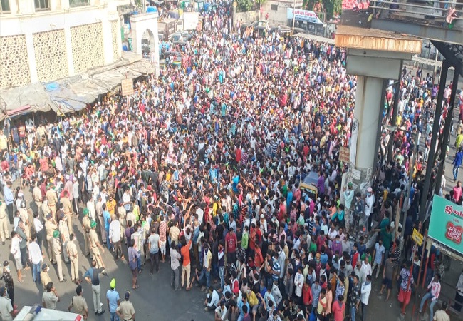 Amid lockdown, thousands of migrant workers gather at Bandra station hoping to get back home