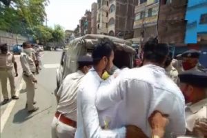 Police removes Patna University students who were staging a protest outside the gate