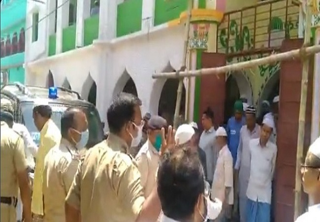 Defying lockdown, hundreds gather for Friday prayers at Murshidabad mosque in Bengal (VIDEO)