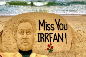 Sudarsan Pattnaik pays tribute to Irrfan Khan with his sand art