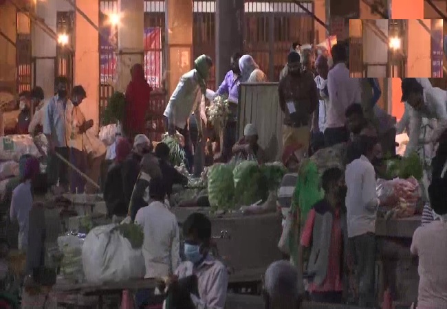Delhi: People at Okhla vegetable market to buy essentials, amid Corona Lockdown | See Pics