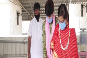 COVID-19 : Couple ties knot in Surat wearing masks, gloves