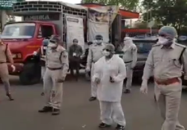 Policemen, CSP shake their leg on ‘Yun Hi Kat Jaye Ga Safar’ song in Ujjain