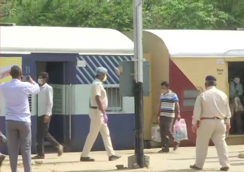 special train with 1200 labourers reached Danapur Railway Station