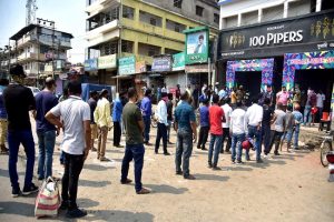 Social distancing norms flouted as liquor stores reopen