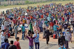 Large number of migrant workers gather at Govardhan stadium in Agra | See Pics