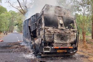 Maha: Naxals attack construction workers, torch 3 trucks