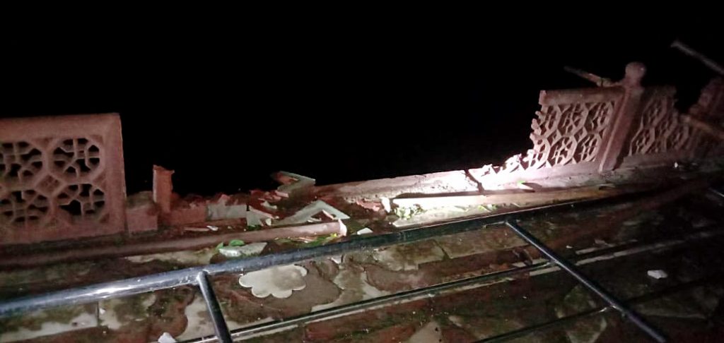 Railings of Taj Mahal partially damaged