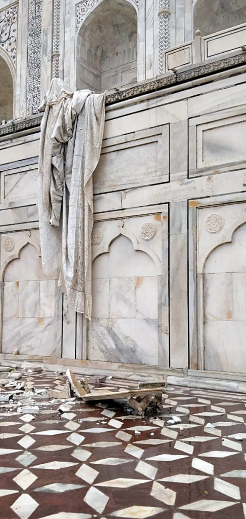 Railings of Taj Mahal partially damaged