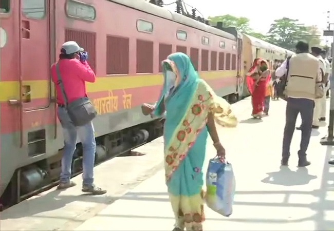 Special train with 1200 labourers reached Danapur Railway Station